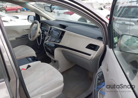 2012 Toyota Sienna Le V6 8 Passenger z USA, uszkodzony, nr VIN 5TDKK3DC8CS215541